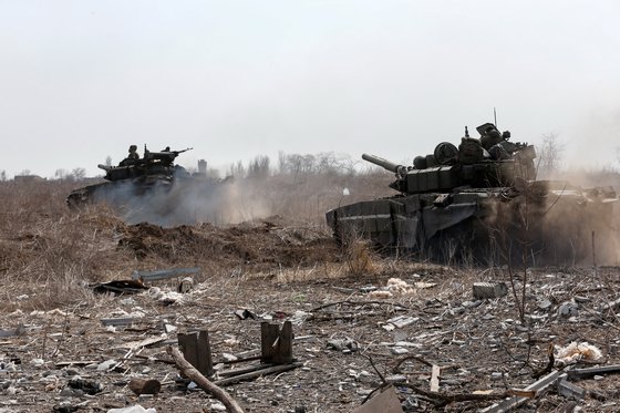 러시아의 탱크는 이번 전쟁에서 큰 위력을 발휘하지 못하고 있다. 마리우폴 인근의 러시아군 탱크. 로이터=연합뉴스