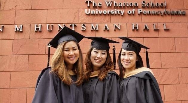 와튼스쿨 졸업식에서. 정 대표(가운데)는 재클린(맨 왼쪽)과 함께 카돈을 설립했다. /정나래 대표 제공.