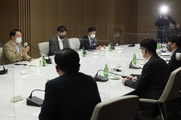 23일 대한상공회의소에서 열린 국가발전 아이디어 '사업화 챌린지' 선정기업 대표들과의 간담회에 참석한 최태원 회장이 인사말을 하고 있다. 연합뉴스