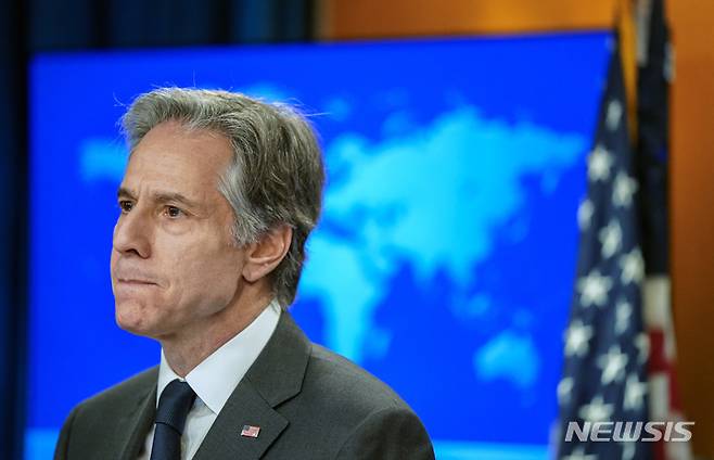 [워싱턴=AP/뉴시스] 토니 블링컨 미 국무장관이 2일(현지시간) 워싱턴 국무부에서 러시아의 우크라이나 침공에 대해 기자회견하고 있다. 블링컨 장관은 러시아의 우크라이나 '민간 표적화'를 비판하고 블라디미르 푸틴 러시아 대통령의 핵 위협 행보에 '무책임의 극치'라고 비난했다. 2022.03.03.