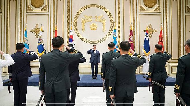 2020년 6월 청와대에서 열린 중장 진급자 삼정검 수치 수여식.