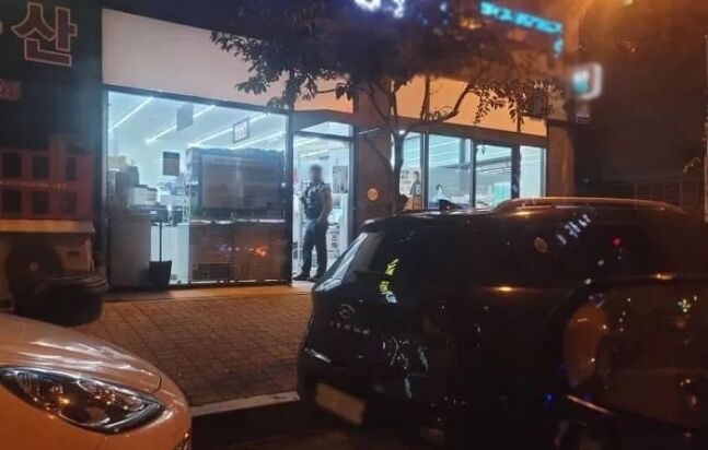 '포켓몬빵 난동'이 일어난 편의점에 출동한 경찰. (사진=온라인 커뮤니티 캡쳐)