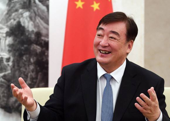 싱하이밍 주한 중국대사가 23일 서울 중구 명동 대사관 접견실에서 서울신문과 인터뷰를 갖고 최근 한반도 정세와 두 나라 국민들의 감정을 해소하는 방안 등에 대한 소견을 밝히고 있다.박윤슬 기자