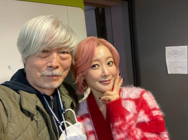 Bae Chul-soo announces surprise meeting with Kim Hee-sunBae Chul-soo posted a picture on his Instagram account on the 24th with an article entitled Kim Hee-sun, an actor I met in decades.Kim Hee-sun visited MBC on the day of Kim Shin-youngs noon hope song and met Bae Chul-soo, DJ of MBC Bae Chul-soo.Bae Chul-soo and Kim Hee-sun, who met in more than a decade, have affectionately left a certification shot.Bae Chul-soo with white beard and pink hair Kim Hee-suns hairstyle contrasts and attracts attention.Kim Hee-sun played the role of a veteran in MBC Drama tomorrow, which will be broadcast on April 1.