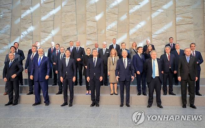단체사진 찍는 나토 회원국 정상들 (브뤼셀 로이터=연합뉴스) 북대서양조약기구(나토) 회원국 정상들이 24일(현지시간) 벨기에 브뤼셀의 나토 본부에서 나토 정상회의에 앞서 단체 기념사진을 찍고 있다. 나토 정상들은 이날 브뤼셀에 모여 우크라이나를 침공한 블라디미르 푸틴 러시아 대통령을 향해 대가를 치르게 될 것이라고 다시 한번 경고하며 단합을 과시했다. 2022.3.24 leekm@yna.co.kr