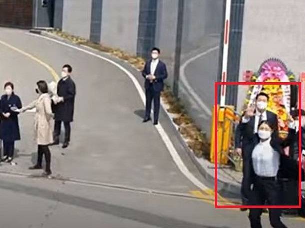 박근혜 전 대통령 경호원이 온몸으로 막고 있다. 온라인 커뮤니티 캡처