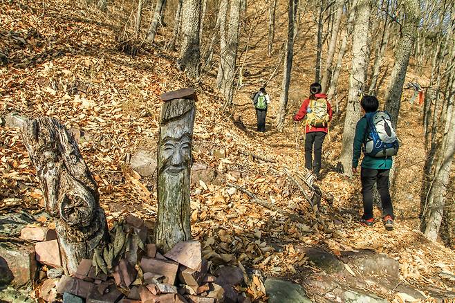 돌탑에 세워진 앙증맞은 장승이 자굴산 남릉을 오르는 등산인의 입산을 반겨준다.