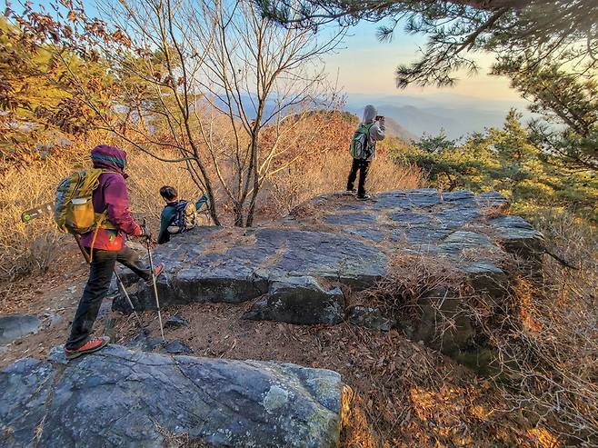 베틀바위. 조각난 두 개의 반석이 베 짜는 베틀의 형상을 닮았다고 한다.