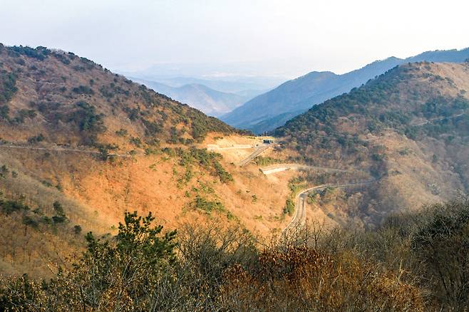 한우산과 자굴산의 안부인 쇠목재. 대의면에서 자굴산과 한우산으로 향하는 1013번 지방도가 굽이굽이 이어진다. 일명 ‘색소폰 도로’라 불린다.