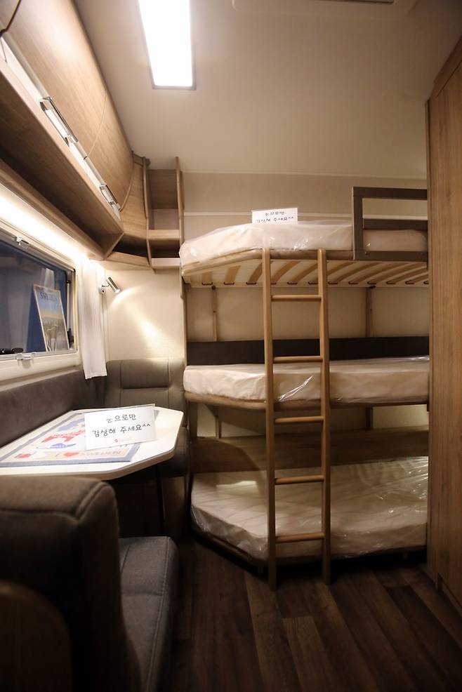 레이아웃의 선택에 따라 이층침대, 삼층침대 구성도 있다