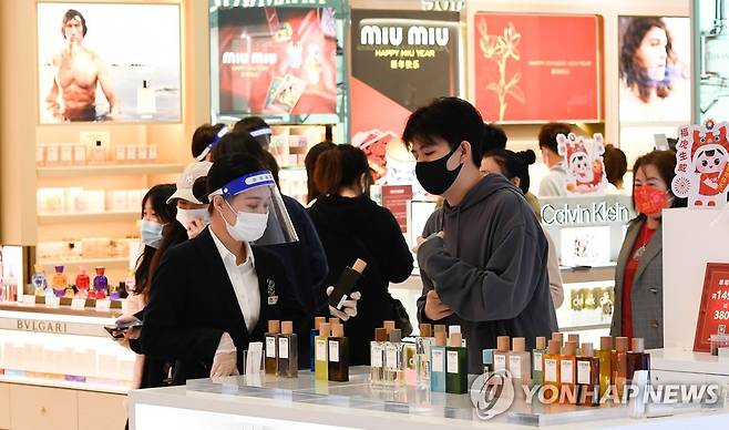 (신화=연합뉴스) 지난달 3일 중국 하이난 면세점의 모습. 2022.3.25.