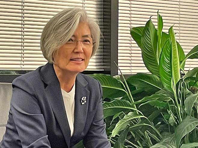 ILO 사무총장에 출마한 강경화 전 외교부 장관 (제네바=연합뉴스) 국제노동기구(ILO) 사무총장에 출마한 강경화 전 외교부 장관이 7일(현지시간) 주제네바 한국대표부에서 연합뉴스 특파원과 인터뷰하고 있다. 2021.11.9 [고용노동부 제공. 연합뉴스 자료사진. 재판매 및 DB 금지] photo@yna.co.kr