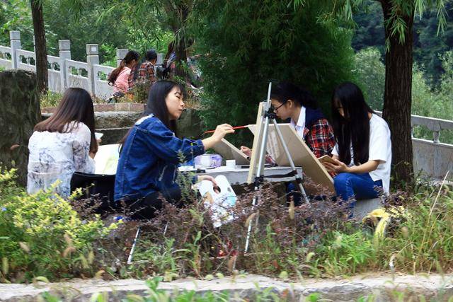 스반옌 가오자타이 촌 사생기지에서 학생들이 그림을 그리고 있다. Ⓒ최종명