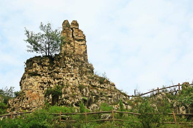 천폭협 상류로 가는 하산 길의 정연석. Ⓒ최종명