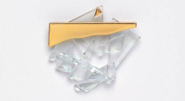 유리 천장을 깬 올브라이트 장관. 이 깨진 유리 브로치를 여성을 응원하는 마음으로 자주 달았습니다. [미 국무부 웹사이트]