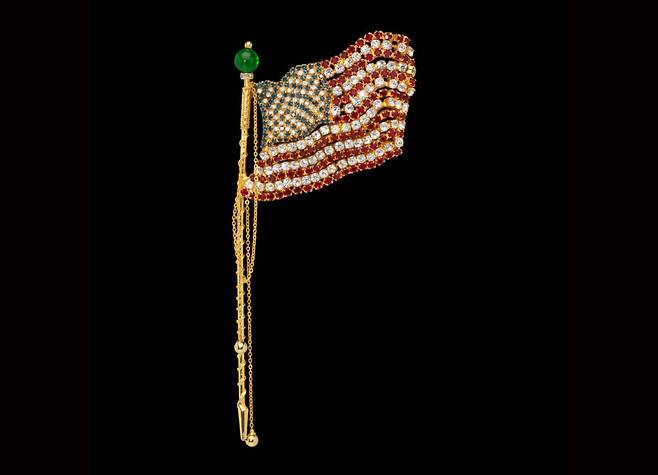 화려한 성조기 모양의 브로치. 김정일 국방위원장을 2000년 만날 때 달았습니다. [미 국무부 웹사이트]