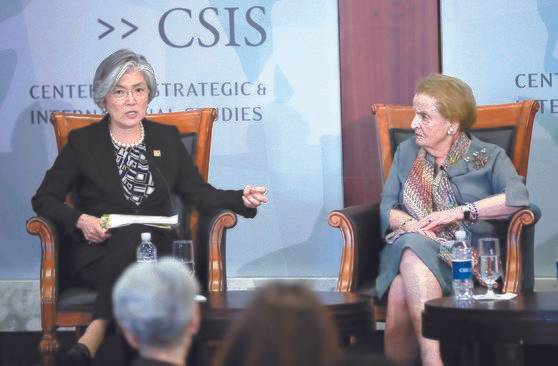 강경화 전 외교부 장관과 올브라이트 전 국무장관. 2017년 9월 미 CSIS 세미나에서 조우했을 당시입니다. AP=연합뉴스