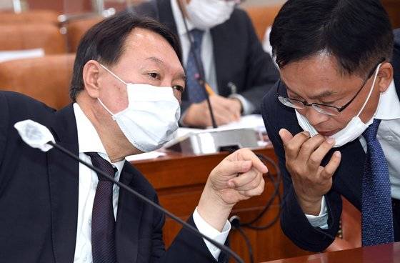 윤석열 당선인이 검찰총장 시절 대검찰청 국정감사에서 조남관 당시 대검 차장검사와 대화를 하고 있다 2020.10.22 뉴스1