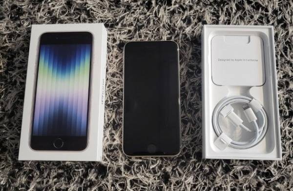 아이폰SE3 포장은 라이트닝 USB-C 포트와 애플 로고 스티커가 동봉된 설명서, 단말기 등 최근 출시되는 아이폰 시리즈와 마찬가지로 다소 단출한 구성이다. 배성수 기자