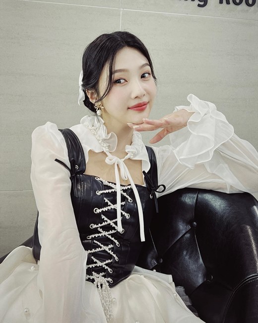 Group Red Velvet member Joy showed off her ballet lookJoy posted on his personal instagram on the 25th, Do you see the first room of Feel My Rhythm today? I am so happy thanks to the rubies. Please expect a lot tomorrow.The photo followed shows a lovely Joy in a stage costume, with elegant costumes reminiscent of ballet suits drawing attention.In addition, Joy made a no-deal expression and showed off his chic charm, but he also showed a refreshing charm with his eyes.On the other hand, Red Velvet, which Joy belongs to, is releasing his new mini album The Reve Festival 2022 - Phil My Rhythm on the 21st.