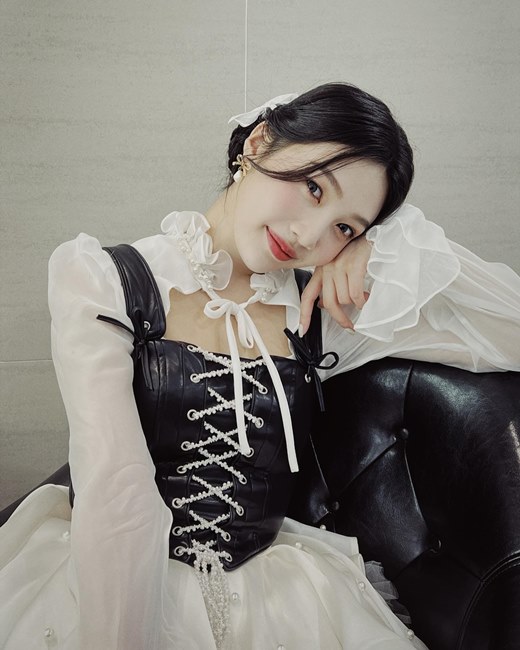 Group Red Velvet member Joy showed off her ballet lookJoy posted on his personal instagram on the 25th, Do you see the first room of Feel My Rhythm today? I am so happy thanks to the rubies. Please expect a lot tomorrow.The photo followed shows a lovely Joy in a stage costume, with elegant costumes reminiscent of ballet suits drawing attention.In addition, Joy made a no-deal expression and showed off his chic charm, but he also showed a refreshing charm with his eyes.On the other hand, Red Velvet, which Joy belongs to, is releasing his new mini album The Reve Festival 2022 - Phil My Rhythm on the 21st.