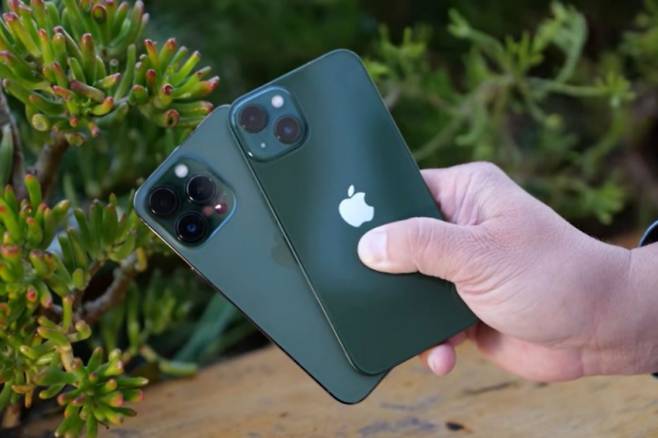 애플 아이폰13 시리즈 그린 색상 [씨넷(CNET) 유튜브 캡처]