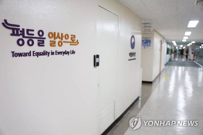 (서울=연합뉴스) 김승두 기자 = 대통령직 인수위원회에 18개 부처 파견 공무원 인원 중 여성가족부 공무원이 없는 것으로 알려진 가운데 '여성가족부 폐지' 등 윤석열 대통령 당선인의 핵심 공약 등이 '뜨거운 감자'로 부상할 가능성이 크다. 21일 오후 정부서울청사 여성가족부 복도에는 오가는 직원이 보이지 않고 있다. 2022.3.21 kimsdoo@yna.co.kr 연합뉴스