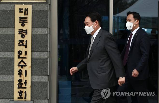 점심 식사 나서는 윤석열 대통령 당선인 (서울=연합뉴스) 황광모 기자 = 윤석열 대통령 당선인이 25일 점심식사를 위해 서울 종로구 통의동 인수위 집무실을 나서고 있다. 2022.3.25  [공동취재] hkmpooh@yna.co.kr