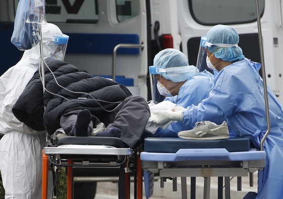 지난 25일 오후 서울 중랑구 서울의료원에서 의료진들이 환자를 이송하고 있다. /사진=뉴스1
