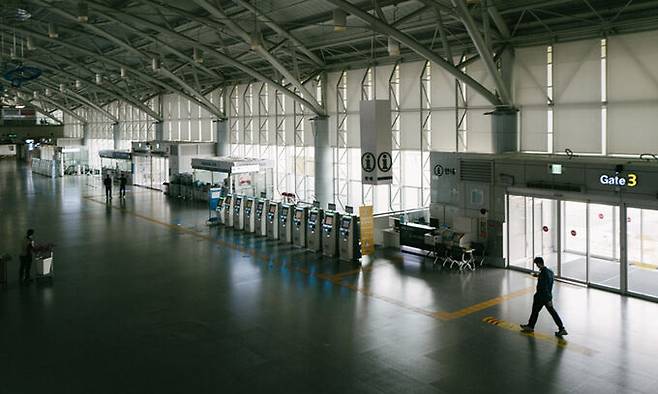 부산 강서구 김해공항 국제선 출국장.