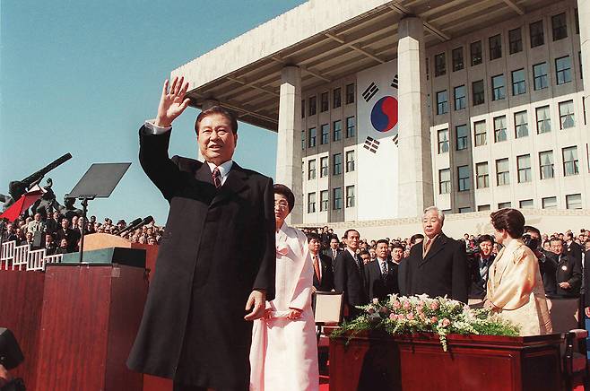 1998년 2월25일 국회의사당 앞에서 제15대 김대중 대통령 취임식이 열리고 있다. ⓒ연합뉴스