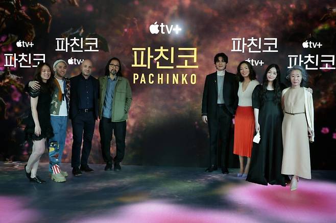 배우 윤여정, 이민호, 김민하, 진하, 코고나다 감독, 총괄 프로듀서 테레사 강, 각본 및 총괄 제작 수 휴, 총괄 프로듀서 마이클 엘렌버그가 18일 오전 온라인 생중계로 진행된 Apple TV+ '파친코' 프레스 컨퍼런스를 위해 포즈를 취하고 있다. 금지된 사랑에서 시작되는 이야기로 한국과 일본, 그리고 미국을 오가며 전쟁과 평화, 사랑과 이별, 승리와 심판에 대한 잊을 수 없는 연대기를 그리는 작품 '파친코'는 오는 25일 3개 에피소드가 공개 되며 이후 매주 금요일 한 편씩 공개 된다. /사진제공=애플tv플러스 /사진=이동훈 기자 photoguy@