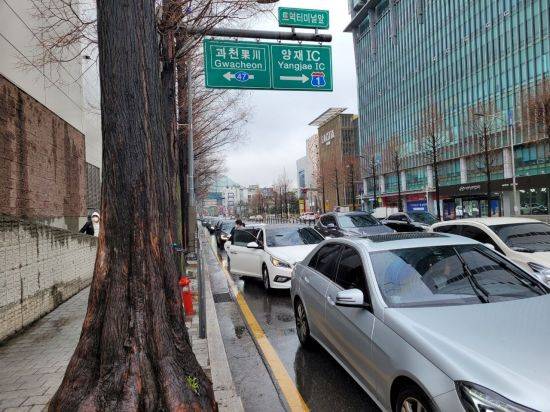 지난 26일 서울 서초구 양재 오토갤러리 앞은 코스트코를 향하는 차량에 둘러싸였다. 사람들은 기다리다가 차량에서 내려 코스트코에 쇼핑하러 향했다./사진=공병선 기자 mydillon@