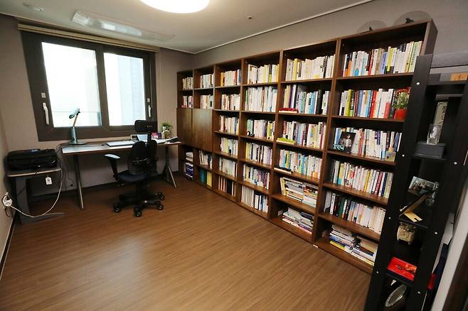 강원국 자택의 서재. 류우종 기자