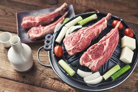 양고기는 이국적인 향과 탱탱한 식감이 특징이다. 최근 양고기를 찾는 사람이 늘면서 대형마트나 온라인몰에서 손쉽게 구할 수 있다. 사진 마켓컬리.