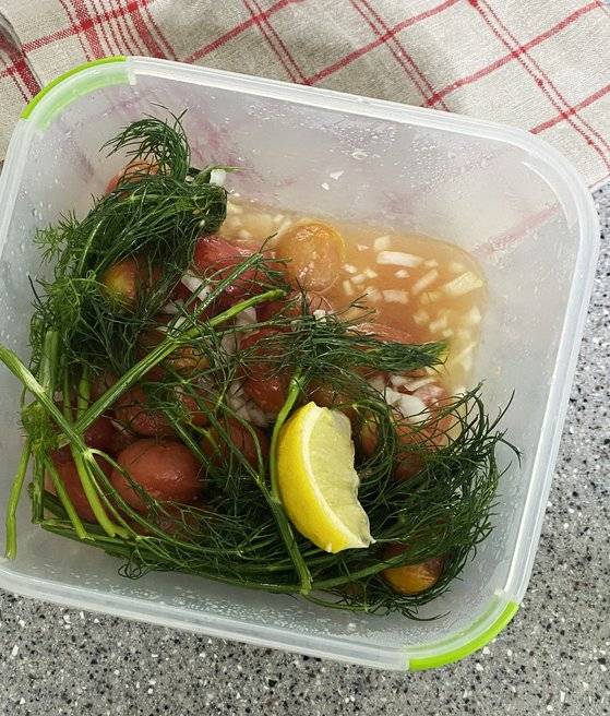 카나페의 재료나 사니시로 잘 어울리는 방울토마토 피클. 사진 안동선.