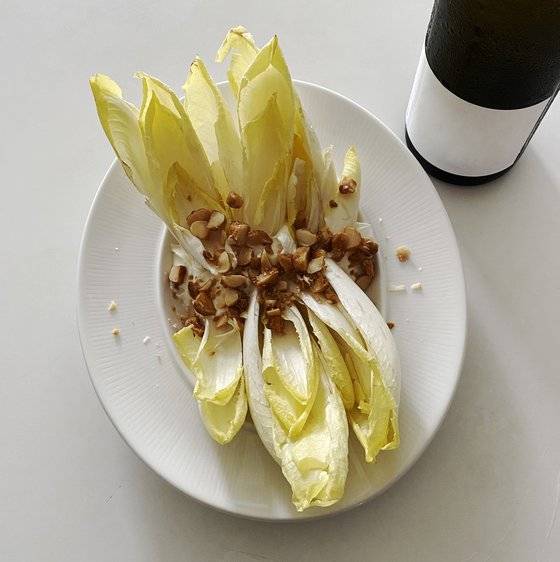 숙성된 산도가 특성인 내추럴와인이나 채소 스틱 등과 궁합이 좋은 엔다이브와 치즈 딥. 사진 안동선.