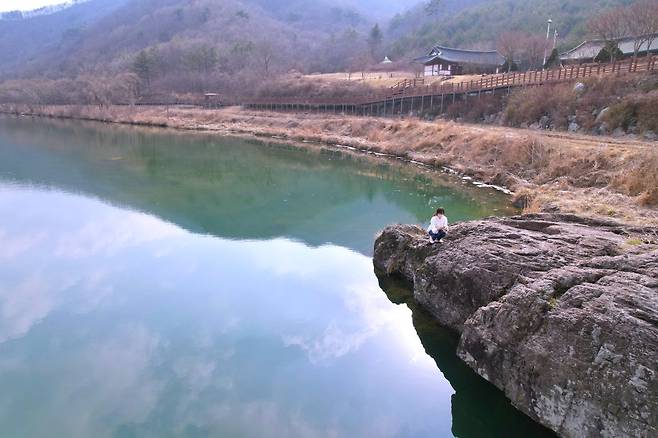 훈몽재 앞 추령천변의 너럭바위