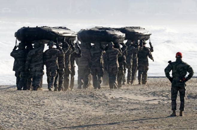 지난 1월 20일 경북 포항시 남구 한 해안에서 해병대 신병들이 소형고무보트(IBS) 훈련을 하고 있다. 기사 내용과 직접적인 관련 없음. 연합뉴스