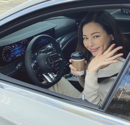 Actor Lee Ha-nui has shared her latest on pregnancy.Lee Ha-nui wrote on his personal Instagram account on the 28th, The threshold of spring. I want to drift my mind...; The reality is cozy self-driving.I will run ~ and posted a picture.Lee Ha-nui, pictured in the photo, is seen greeting his hand toward the outside while boarding an expensive vehicle; the wedding ring on his fourth finger on his left eye-catching.In particular, Lee Ha-nui, who is currently pregnant, seems to have gained a little weight on his face and attracts attention with a healthier appearance.Meanwhile, Lee Ha-nui married an older businessman in December last year and is now seven months pregnant.Lee Ha-nui SNS