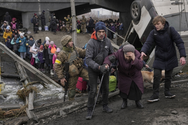 우크라이나 수도 키이우 외곽 마을 이르핀에서 지난 5일 민간인들이 대피하는 모습.(사진=AP 연합뉴스)