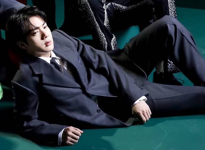 한번 보면 멈출 수 없다는 방탄소년단 진 '그 영상'.."존재만으로 이슈" 해외매체 집중조명