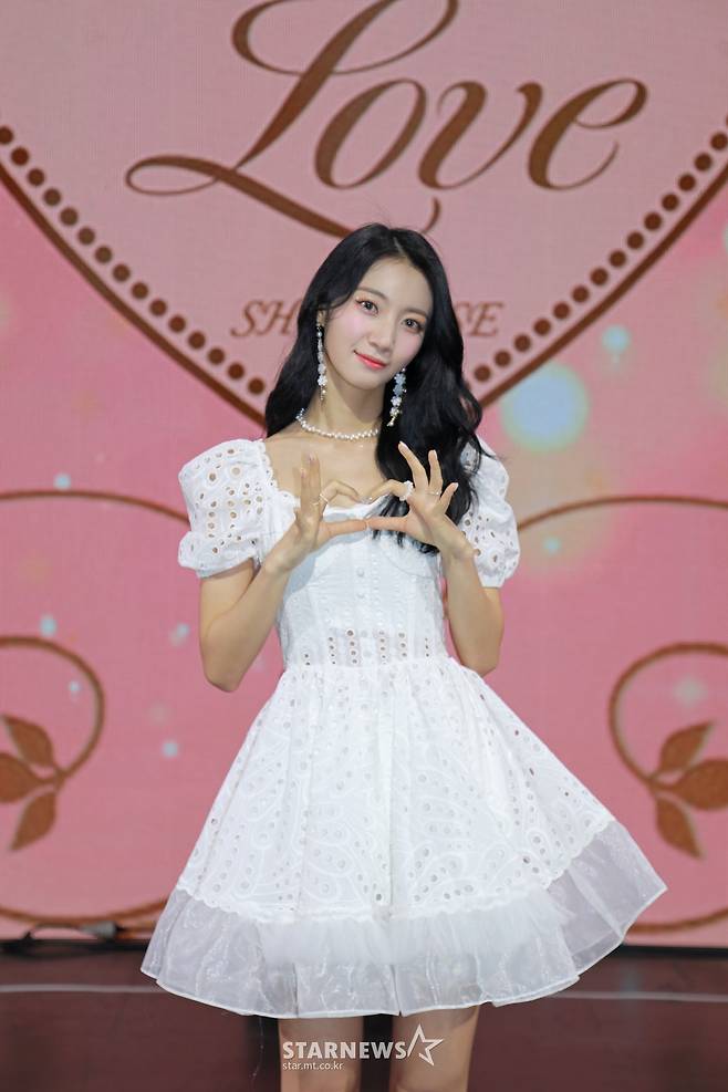 오마이걸 유빈 '사랑스런 손하트'[★포토]