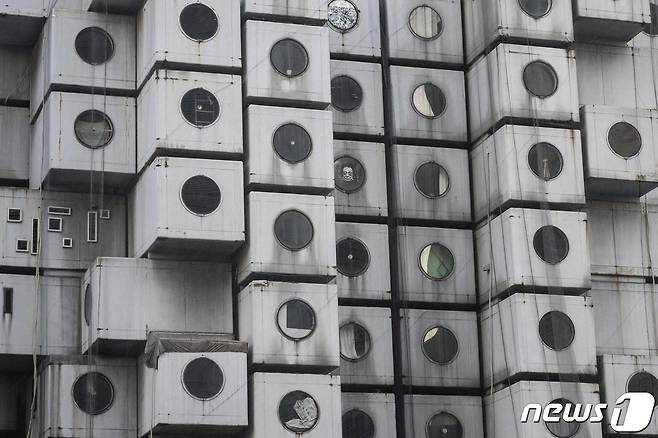 1970년대 초 건설된 주거 및 사무실 복합 건물인 나카긴 캡슐타워 전경. 2021.10.08/뉴스1 © AFP=뉴스1 © News1 김민수 기자