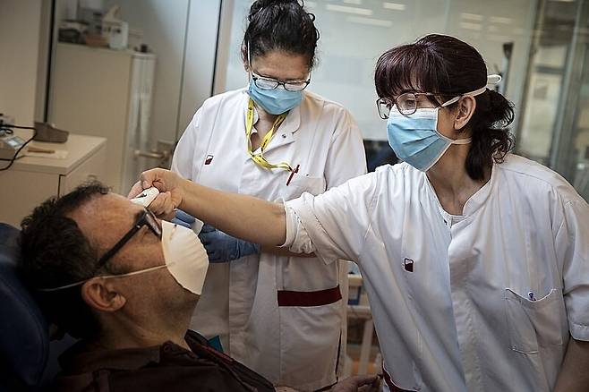 코로나19가 세계적인 규모로 2년 이상 유행이 지속되면서 전에 없이 다양한 증상이 나타나고 있다. 위키미디어 코먼스