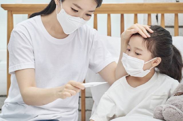 열성 경련 등이 우려되는 아이라면 38도 이하의 미열일 때 해열진통제를 먹여도 된다.  /게티이미지뱅크