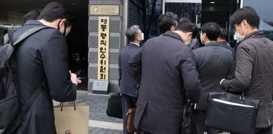 서울 종로구 통의동 제20대 대통령직인수위 입구에서 회의 참석차 인수위를 찾은 각 부처 공무원들과 전문가들이 보안 검색을 받기 위해 대기하고 있다. [사진=뉴시스]