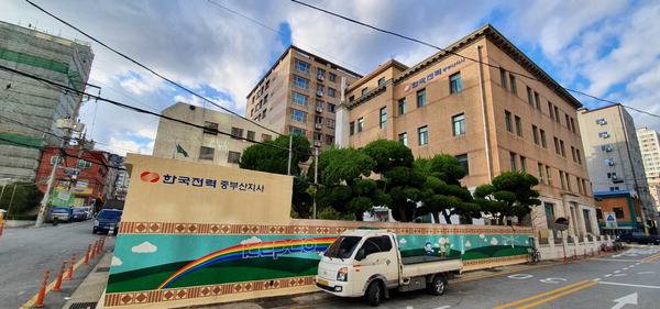 한국전력의 전신인 남선전기 사옥(국가등록문화재 제329호). 부산에서 처음으로 엘리베이터를 설치해 사용한 역사성이 있다. 현재 한국전력 중부산지점 사옥으로 계속 쓰이고 있다.