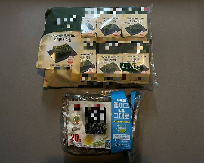 플라스틱 트레이가 포함된 조미김 4g 16봉 제품보다, 플라스틱 트레이가 제외된 조미김 4g 20봉 제품의 부피가 적다.