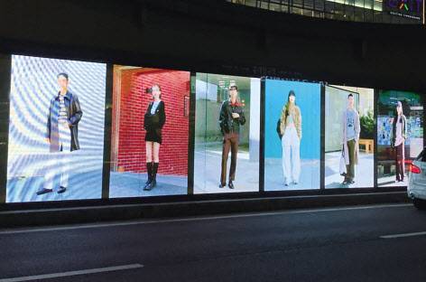 홍대입구역 버스정류장. 무신사는 마을 이장, 디자이너, 공대생, 언어치료사 등을 모델로 기용했다. 이정아 기자